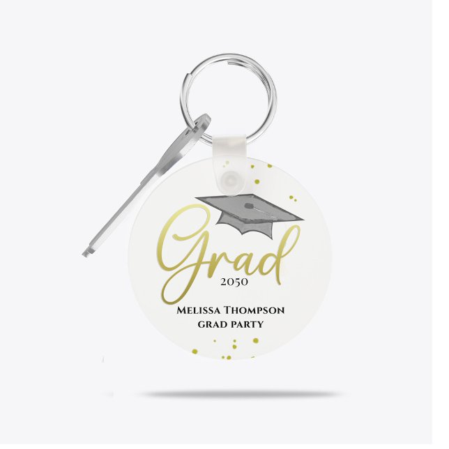 Chaveiro Parte do Script de Graduação Dourada do Formando d (Gold script graduate design on sleek black background for stylish graduation party favor.)