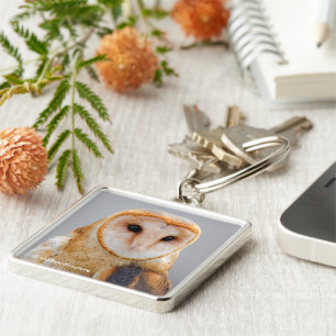 Chaveiro Perfil Vignetado de um Serene Barn Owl