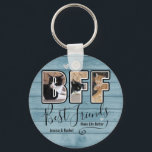 Chaveiro Personalizar os melhores amigos torna a vida uma f<br><div class="desc">Modelo BFF bonito com preenchimento de fotos personalizado. Adicione suas próprias fotos para fazer um presente simples e na moda para os melhores amigos para sempre. O sentimento adorável diz: "Melhores Amigos tornam a vida melhor" Nomes personalizados.</div>