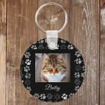 Chaveiro Pet Cat Dog Paw Imprime o Presente Personalizado d<br><div class="desc">Este design foi criado através da arte digital. Pode ser personalizado na área fornecer ou personalizar escolhendo o clique para personalizar mais opções e alterando o nome, as iniciais ou as palavras. Você também pode alterar a cor e o estilo do texto ou excluir o texto de um design de...</div>