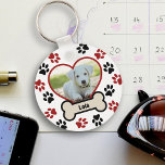 Chaveiro Pet Dog Foto Coração Coração Vermelho e Pinças Pre<br><div class="desc">Carregar o amor de seu amigo peludo onde quer que você vá com nosso Cão Pet Cachorro Foto Coração Vermelho e Pinças Negras Chaveiro! O design apresenta um encantador padrão de patas vermelhas e pretas como fundo, criando um cenário lúdico e adorável. No quadro cardíaco no centro, personalize o chaveiro...</div>
