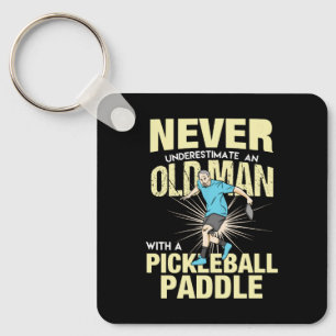 Chaveiro Pickleball - Homem Idoso Com Uma Raquete de Pickle