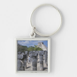 Chaveiro Pilares de pedra antigos em Chichen Itza. Central