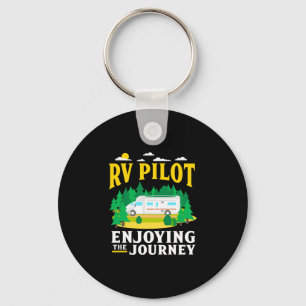 Chaveiro Piloto de rv masculino curtindo a viagem camping e