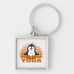 Chaveiro Pinguim giro engraçado fazendo yoga. poses engraça
