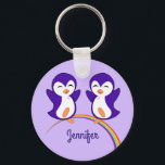 Chaveiro Pinguim Roxo Púrpura, Cujo Monograma - Crianças Ar<br><div class="desc">Este bonito chaveiro de pinguim roxo apresenta um casal de pinguins bonitos dançando em um belo arco-íris. Eu adoro presentes animados e felizes para iluminar o meu dia.</div>