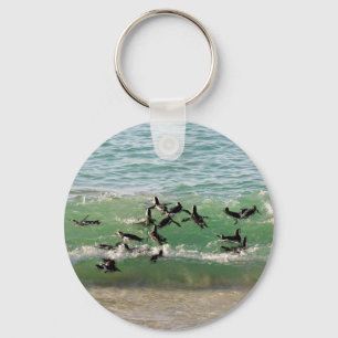 Chaveiro Pinguins africanos nadando na praia