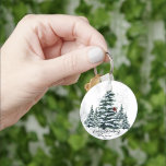 Chaveiro Pinheiros Verdes Russos de Inverno Pinheiros Verme<br><div class="desc">Rústica Verde de inverno Pinheiros Vermelhos Cardinais Pássaros Vermelhos Chaveiro de Natal Feriado. Celebrar feriados com este simples e moderno cartão festivo, natural e não-fotodesign! Apresentando um dia de neve em uma montanha com pinheiros altos e verdes pintados de aquarela pintada e pinheiros vermelhos de inverno na árvore. Desejo a...</div>