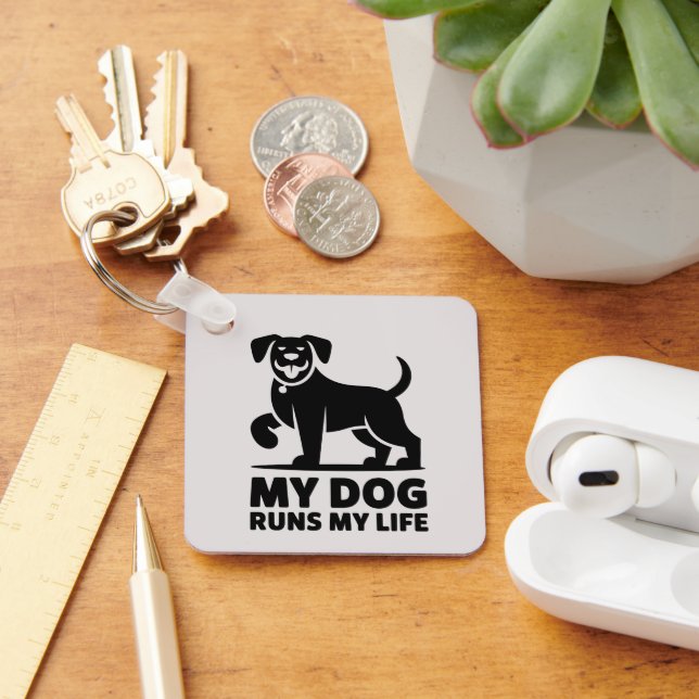 Chaveiro Playful Dog Outline "My Dog Runs My Life" Art (Mesa)