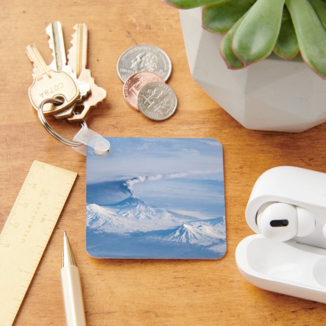 Chaveiro Pluma Emanando Do Vulcão Kliuchevskoi. (Mesa)