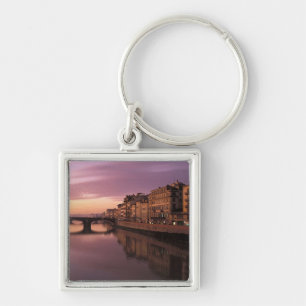 Chaveiro Pontes sobre o rio Arno ao pôr do sol,