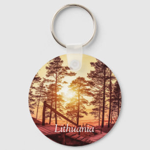 Chaveiro Pôr do sol sobre o caminho da madeira na floresta 