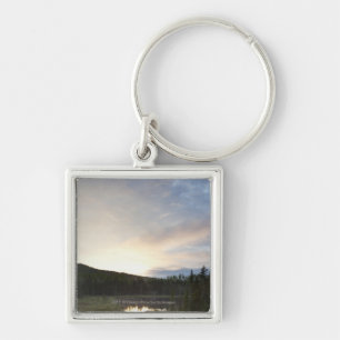 Chaveiro Por do sol sobre uma lagoa enevoada