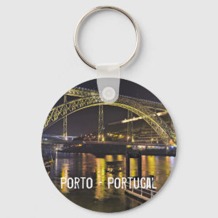 Chaveiro Porto - Portugal. Cena Noturna Perto do Rio Douro