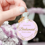 Chaveiro Presente de Casamento de Bridesmaid Dourado e Roxo<br><div class="desc">Estas chaveiros são desenhadas para oferecer como favores às damas de honra na sua festa de casamento. Eles apresentam um design simples, mas elegante, com um fundo púrpura púrpura pálido, letras douradas e uma borda floral de folha de folhas de ouro antiga. O texto diz "Bridesmaid" com espaço para seu...</div>