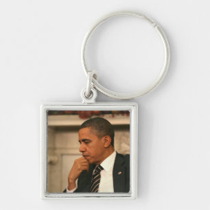 Chaveiro Presidente Barack Obama reflete enquanto se encont