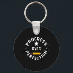 Chaveiro Progresso Na Perfeição De Volta Ao Professor Escol<br><div class="desc">Progresso Na Perfeição,  Presente Do Chefe,  Fim Do Ano Escolar,  Camisa De Professora,  Camisa Motivacional,  Camisa De Tamanho Mais,  Camisa Do Último Dia,  Professora Motivacional Inspiracional T-Shirt Engraçada Professora Presente</div>