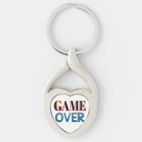 Pulseira de prata com o texto "Game Over" em negri