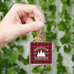 Chaveiro Quadrado do Nome da Família Xadrez de Búfalos Verm<br><div class="desc">Nome da família Cabine Xadrez Vermelha de Buffalo com Pine Trees Chaveiro</div>