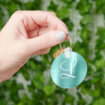 Chaveiro Quic Aqua Monograma Branco Brutado de Metal<br><div class="desc">Este chaveiro chic apresenta um grande monograma branco de script sobre um fundo de textura metálica lavada aqua. Um presente feminino único para aniversário,  feriados e qualquer ocasião especial. Projetado apenas para você por Camisetas Extremas!</div>