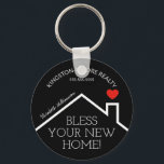Chaveiro Real Estate House Heart Custom Realtor Business<br><div class="desc">Um chaveiro de 2, 25 diâmetros apresenta um coração vermelho sobre o telhado de uma nova casa, as palavras "Abençoe sua nova casa!" junto com o nome da sua empresa, o número de telefone e o nome do agente. MUDE A COR DE FUNDO para qualquer coisa - mostramos preto. Personalize...</div>