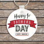 Chaveiro Red Banner Happy 1rua Dia do Pai Legal Moderno<br><div class="desc">Feliz Dia do Primeiro Pai. Que o Pai expresse sua alegria de se tornar um novo pai. Legal, gráfico, negro moderno, cinzas e tipografia branca e uma faixa vermelha sobre um fundo branco Personalize com o ano em que ele se tornou um Pai para o chaveiro de manutenção perfeito e...</div>