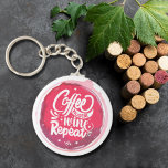 Chaveiro Repetição de Vinho do Café Hustle<br><div class="desc">O chaveiro de botão redondo apresenta o texto divertido "Repetição do Vinho do Café Hustle" numa mancha de vinho tinto. Chaveiros fazem presentes memoráveis para familiares e amigos ou criam por si mesmos.</div>
