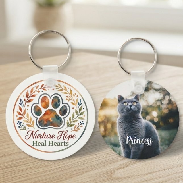 Chaveiro Resgate e Cuidados com Animais de Impressão de Pat (This colorful paw print design on a keychain is a perfect gift for an animal lover or pet parent.)
