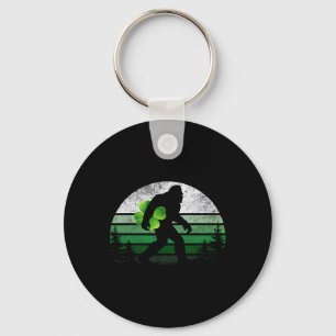 Chaveiro Retro Bigfoot Sasquatch Trevo St Patricks Homens B