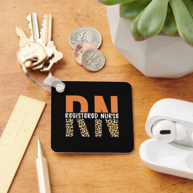 Chaveiro RN Tipografia Registrada de Enfermeira Leopard (Mesa)