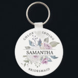 Chaveiro Rosa Floral Rústico Com Blush Chic Purple Personal<br><div class="desc">As rosas roxas de pincel cônico russas são cercadas por folhas e vinhas verdes. O nome da madrinha divide os rosas ao meio. O nome e o casamento da noiva estão escritos em texto curvo acima da dama de rosas está escrito em texto curvo abaixo. Este chaveiro faz parte da...</div>
