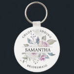 Chaveiro Rosa Floral Rústico Com Blush Chic Purple Personal<br><div class="desc">As rosas roxas de pincel cônico russas são cercadas por folhas e vinhas verdes. O nome da madrinha divide os rosas ao meio. O nome e o casamento da noiva estão escritos em texto curvo acima da dama de rosas está escrito em texto curvo abaixo. Este chaveiro faz parte da...</div>