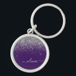 Chaveiro Roxo Silver Glitter Girly Glam Monograma<br><div class="desc">Chaveiros com nomes de Monograma de Script Glitter de Silver e Purple Sparkle (Cadeia de Chaves). Isto faz o doce e perfeito aniversário de 16 anos,  casamento,  chá de panela,  aniversário,  chá de fraldas ou festa de solteira presente para alguém que ama luxo de luxo e estilos quíticos.</div>