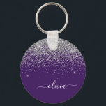 Chaveiro Roxo Silver Glitter Girly Monographic Nome<br><div class="desc">Chaveiros com nomes de Monograma de Script Glitter Roxo e Silver Sparkle (Cadeia-Chave). Isto faz o doce e perfeito aniversário de 16 anos,  casamento,  chá de panela,  aniversário,  chá de fraldas ou festa de solteira presente para alguém que ama luxo de luxo e estilos quíticos.</div>