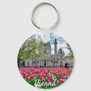 Chaveiro Rua. Charles Church em primavera em Viena, Áustria