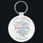 Chaveiro Russo Blush Azul Cor-de-Rosa, Floral, Personalizad<br><div class="desc">Flores roxas e azuis são rodeadas por folhas e vinhas verdes. O nome da madrinha divide os rosas ao meio. O nome e o casamento da noiva estão escritos em texto curvo acima da dama de rosas está escrito em texto curvo abaixo. Este chaveiro faz parte da coleção Joyeux. Você...</div>