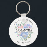 Chaveiro Russo Blush Azul Cor-de-Rosa, Floral, Personalizad<br><div class="desc">Flores roxas e azuis são rodeadas por folhas e vinhas verdes. O nome da madrinha divide os rosas ao meio. O nome e o casamento da noiva estão escritos em texto curvo acima da dama de rosas está escrito em texto curvo abaixo. Este chaveiro faz parte da coleção Joyeux. Você...</div>