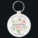 Chaveiro Russo Chic Blush Pink Peony Floral Personalizado<br><div class="desc">As pénicas rosas de pincel-chic russas são cercadas por folhas e vinhas verdes. O nome da madrinha divide os rosas ao meio. O nome e o casamento da noiva estão escritos em texto curvo acima da dama de rosas está escrito em texto curvo abaixo. Este chaveiro faz parte da coleção...</div>