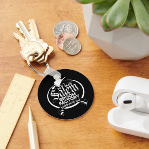 Chaveiro Salem Witch Broom Fatory - gótica de vintagem engr