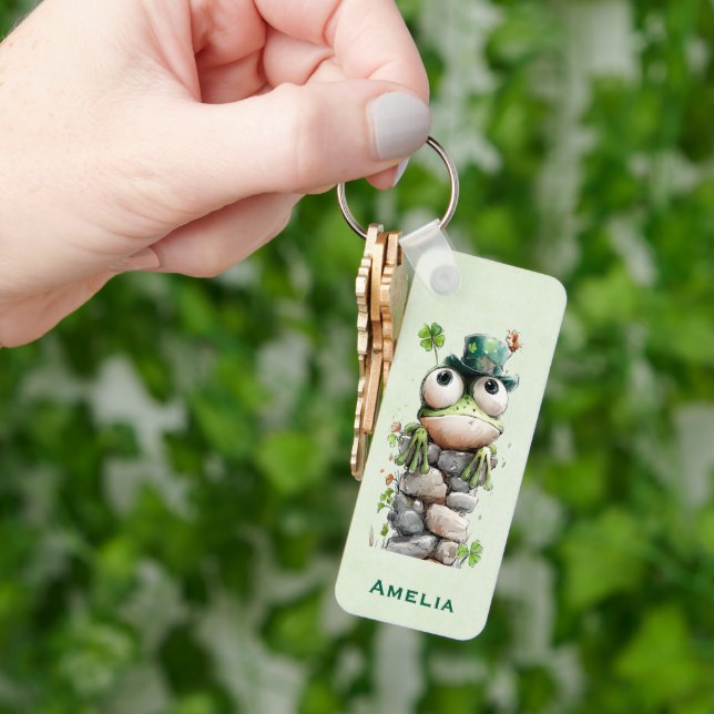 Chaveiro Sapo com Chapéu Verde e Trevo Fofo (Mão)