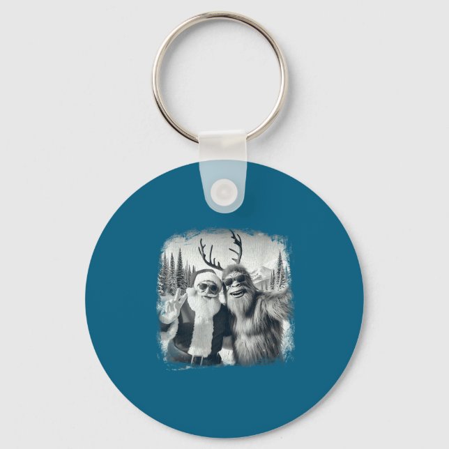 Chaveiro Sasquatch 67 Christmas Tree Funny Santa Bigfoot  (Frente)
