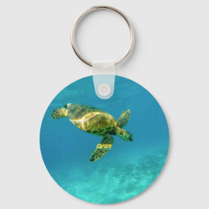 Chaveiro Sea Turtle nadando na água do oceano de turquesa