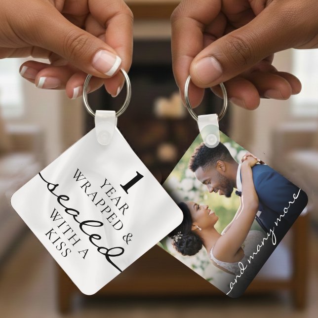 Chaveiro Sealed with a Kiss White 1st Birthday Anniversary (Sealed with a Kiss White 1st Birthday Anniversary Keychain
)