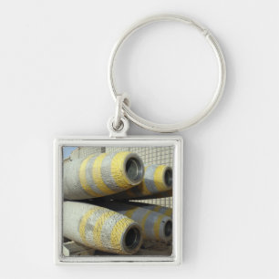 Chaveiro Seis bombas GBU-12 sentam-se em uma cremalheira