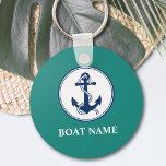 Chaveiro Seu nome de boi Anchor e corda<br><div class="desc">Um chaveiro personalizado náutico com o nome do barco, o nome da família ou outro texto desejado. Este design único apresenta um emblema personalizado de âncora de barco com corda em azul marinho clássico e acentuado em um círculo branco chic, tudo sobre um fundo de azul branco bonito. Se necessário,...</div>