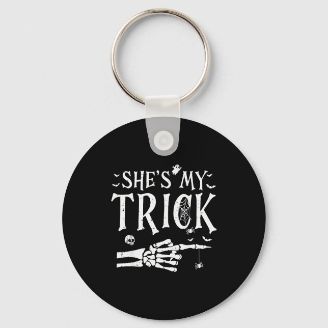 Chaveiro She's My Trick Skeleton Hand Halloween Costume Cou (Frente)