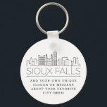 Chaveiro Sioux Falls Estilizado Skyline | Slogan Personaliz<br><div class="desc">Uma cadeia chave única representando a bela cidade de Sioux Falls, Dakota do Sul. Este chaveiro apresenta uma ilustração estilizada do horizonte único da cidade com seu nome embaixo. Por baixo do nome da cidade está um lugar para o seu slogan ou afirmação exclusivo sobre a sua cidade favorita.</div>