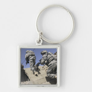 Chaveiro Soldados subindo escada de um prédio