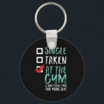 Chaveiro Solteiro Engraçado De Malhação Na Academia<br><div class="desc">Solteiro, Tirada, Na Academia E Não Tem Tempo. Design engraçado e humorístico para aqueles que vão à academia, correm em esteira, exercícios e exercícios. Esta mercadoria malhação de motivação para o ginásio é excelente de vestir quando se faz esquadrão, se levanta peso, se constrói músculos. Perfeito para fisiculturista, instrutor de...</div>