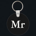 Chaveiro Sr. e Sra. | elegante casal de correspondência mod<br><div class="desc">"Sr. e Sra." A combinar presente de casal com design branco e preto moderno elegante. Perfeito para ・ Amantes/Casais ・ Recém-casados ・ Aniversário de casamento ・ Dia de os namorados Também perfeito para presentes/favores de casamento. Clique no botão personalizar para personalizar o design escolhendo a cor de fundo que você...</div>